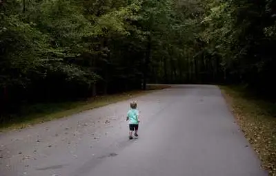 Petit garçon sur une route