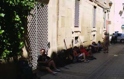 Pèlerins devant l'auberge de Logroño